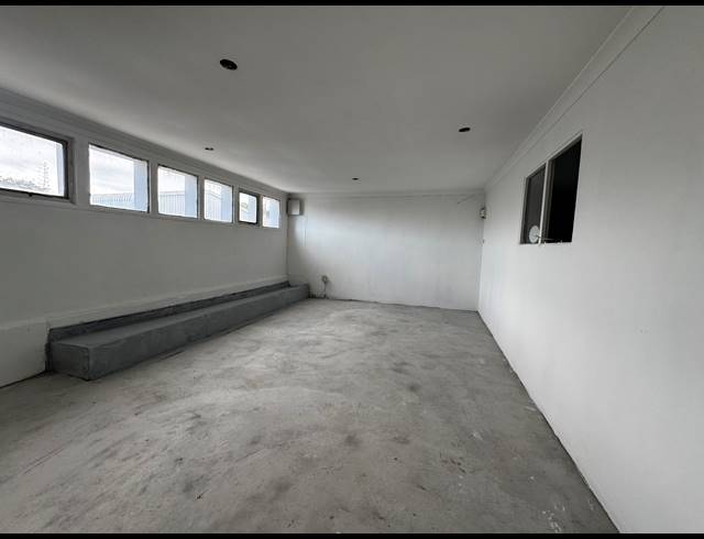 240M² MINI FACTORY TO LET IN PHOENIX INDUSTRIAL